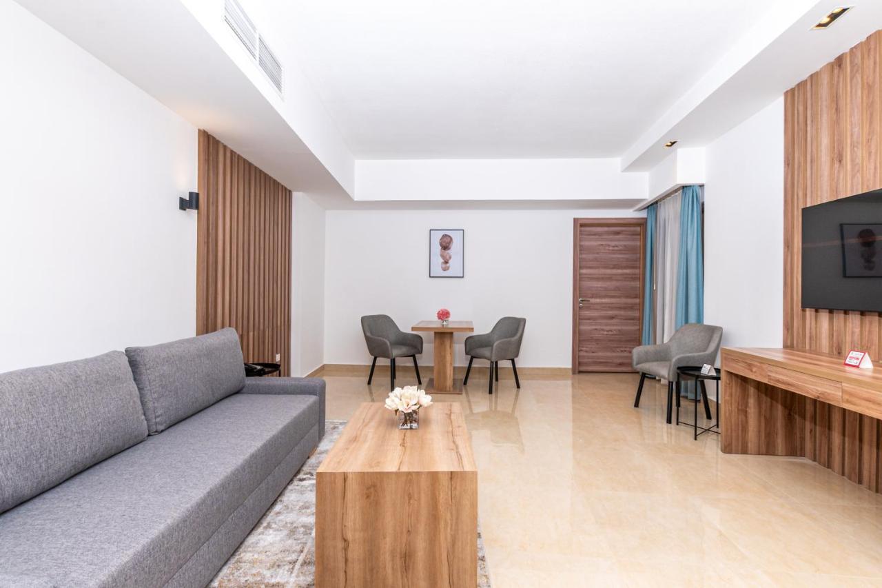 Pyramisa Hotel Apartments Dubai Exterior photo