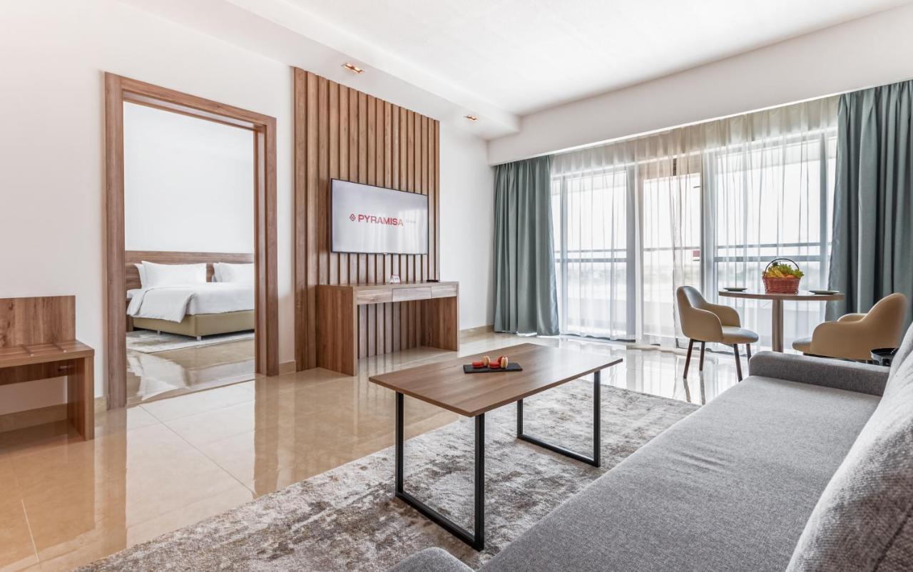 Pyramisa Hotel Apartments Dubai Exterior photo